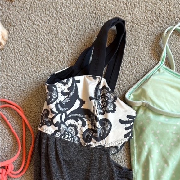 Women's Assorted Activewear Tops (Lulu Lemon) - Picture 5 of 9